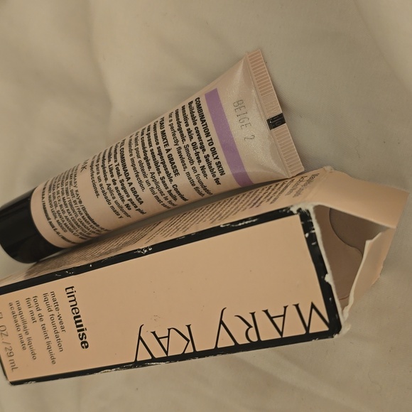 Mary Kay Timewise Matte Wear Liquid Foundation - Picture 2 of 3
